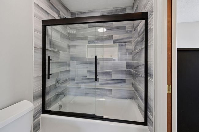 Full Shared Bath | Image 31