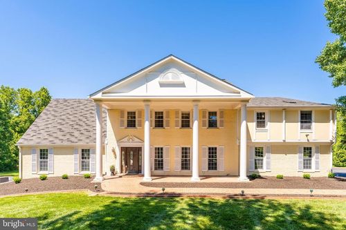 10520 Hunting Crest Ln, Vienna, VA, 22182-1522 | Card Image