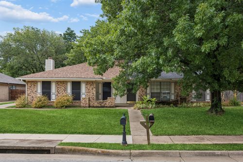 118 E Denton Dr, Euless, TX, 76039-3439 | Card Image