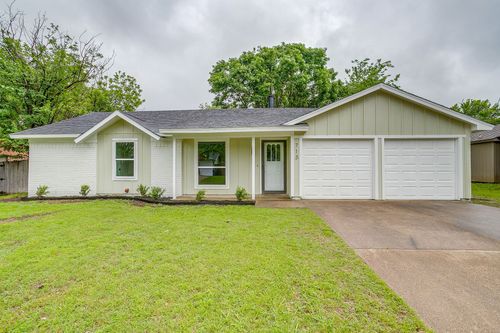 713 Vaughn Dr, Burleson, TX, 76028-5263 | Card Image