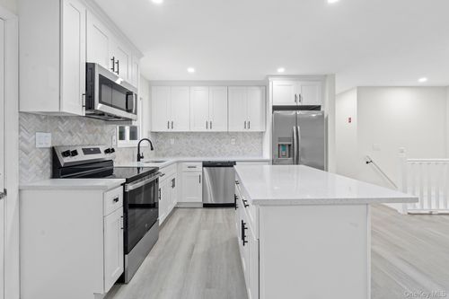 16 Deer Dr, Sound Beach, NY, 11789-1328 | Card Image