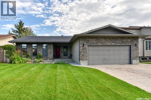 2102 Truesdale Dr E, Regina, SK, S4V0M5 | Card Image