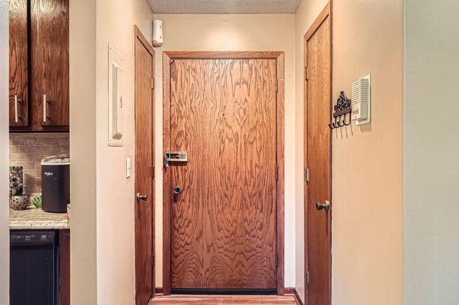 255 Westview Dr 305 - Web Quality - 003 - 03 Foyer.jpg | Image 18
