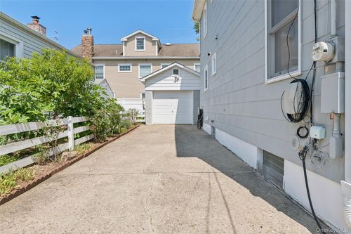 119 Broadmoor Ln, Westbury, NY, 11590-4140 | Card Image