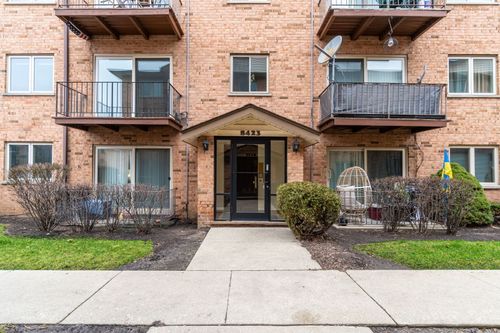 201-8423 Gregory St, Chicago, IL, 60656-1270 | Card Image