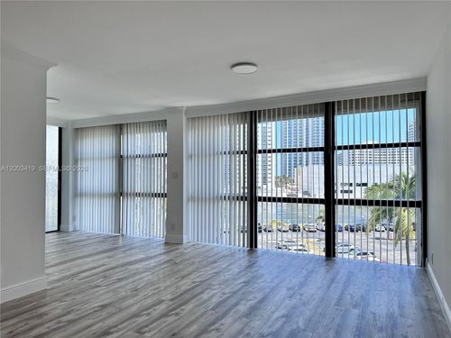 522-800 Parkview Dr, Hallandale Beach, FL, 33009-2925 | Card Image