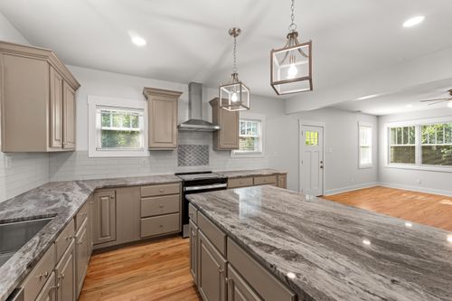 579 N Evergreen St, Memphis, TN, 38112-4944 | Card Image