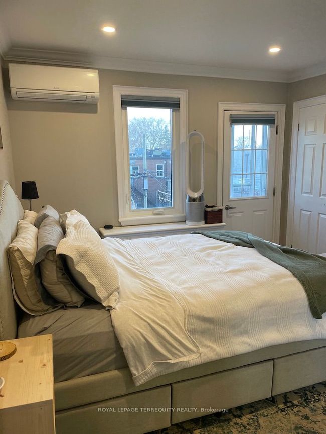 UPPER - 69 Burnaby Blvd, Home with 2 bedrooms, 1 bathrooms and 1 parking in Toronto ON | Image 17