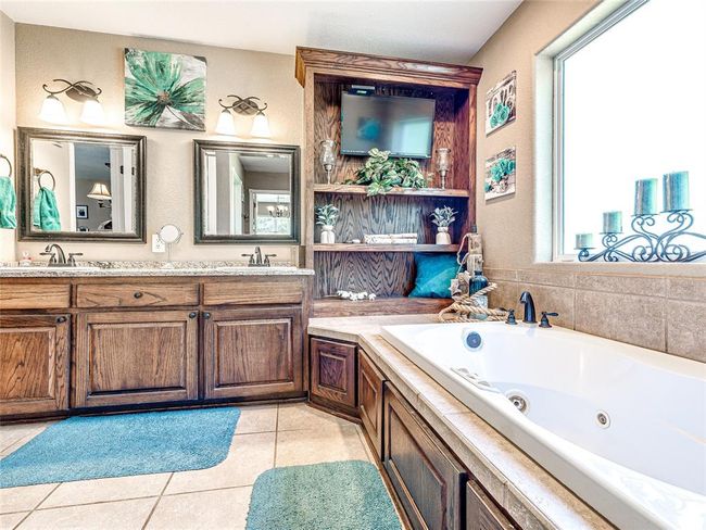 MASTER BATH W TV | Image 25