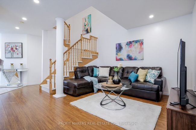 64 Tiller Trail, House attached with 3 bedrooms, 3 bathrooms and 2 parking in Brampton ON | Image 5