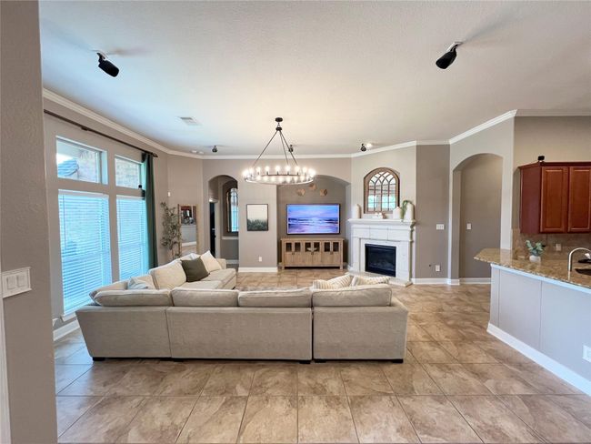 Large, open concept family room waiting for you and yours to make memories. | Image 11