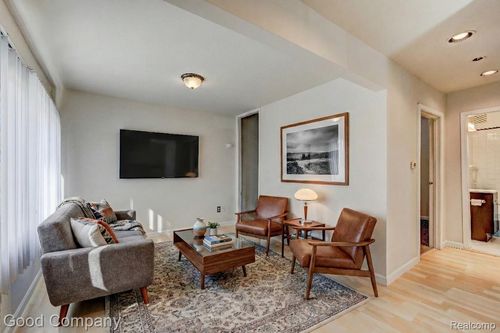 30 W Kalama Ave, Madison Heights, MI, 48071-3948 | Card Image