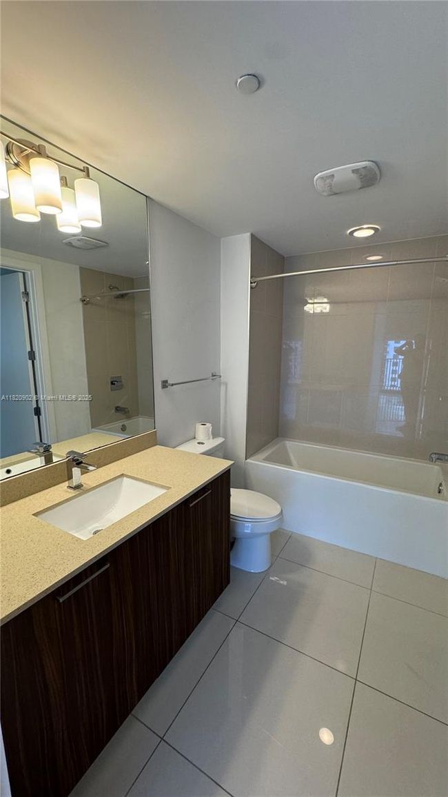 APT-1203 - 5252 Nw 85 Th Ave, Condo with 2 bedrooms, 2 bathrooms and null parking in Doral FL | Image 11