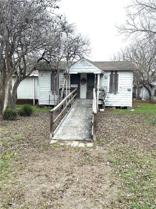 605 S Rachal St, Sinton, TX, 78387-3464 | Card Image