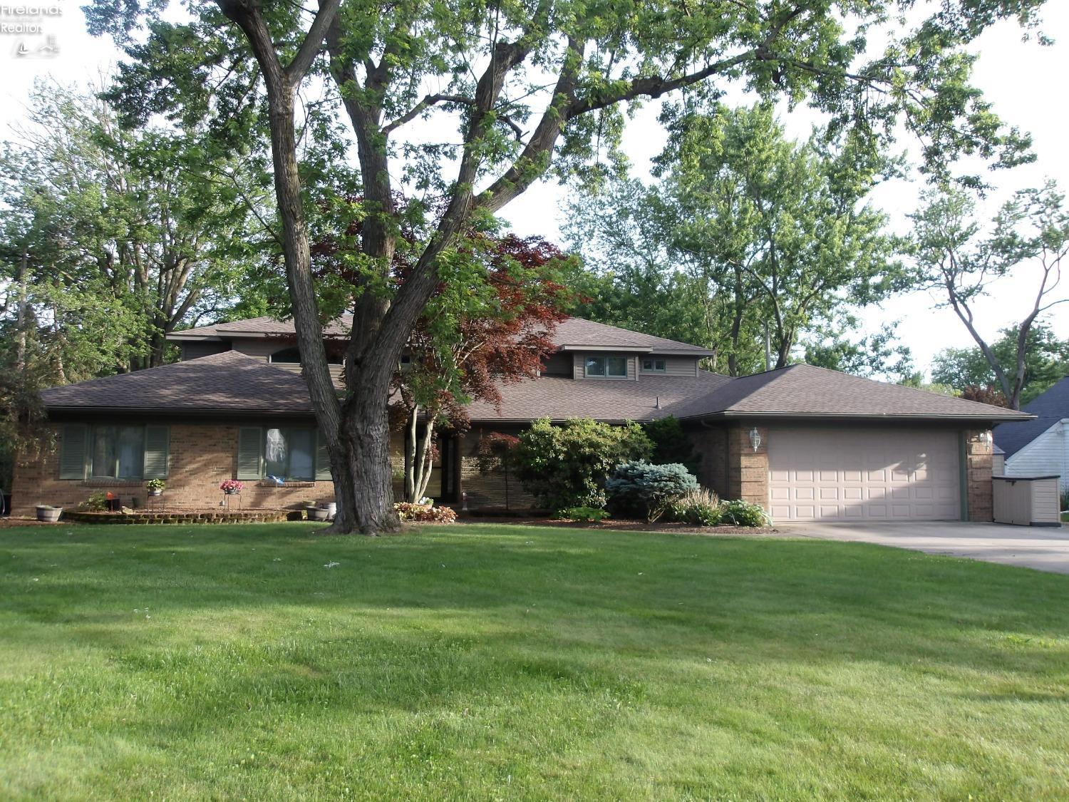 Barker Rd, Fremont, OH 43420