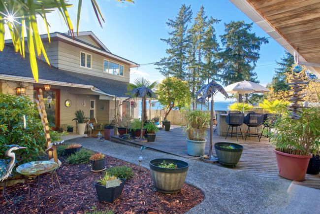 6437 Sunshine Coast Highway, House other with 5 bedrooms, 3 bathrooms and 4 parking in Sechelt BC | Image 5