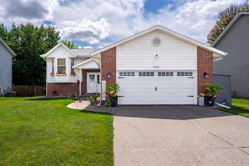 6526 Silvercreek Dr, Davenport, IA, 52806-1654 | Card Image