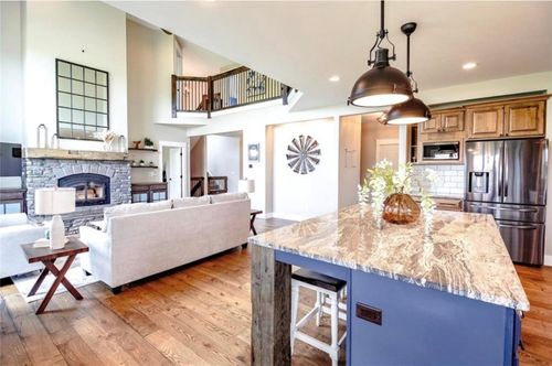 9174 207th Ave, Anamosa, IA, 52205-8205 | Card Image