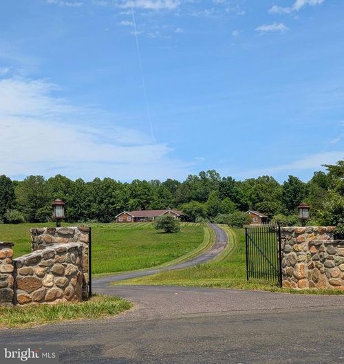 176 Rock Mills Rd, CASTLETON, VA, 22716-2836 | Card Image