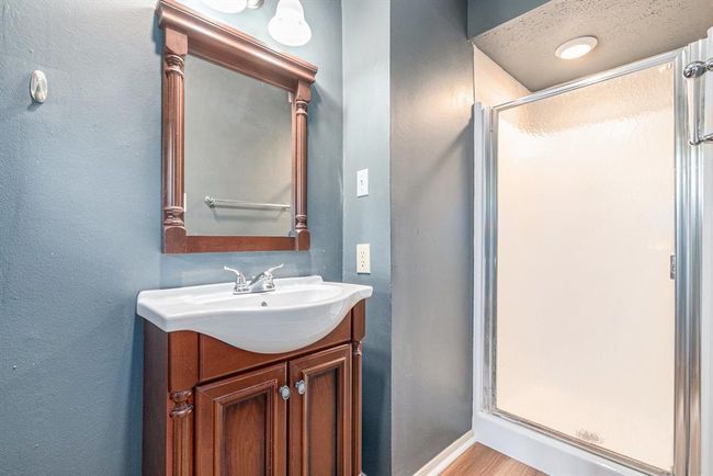 En suite full bathroom | Image 35