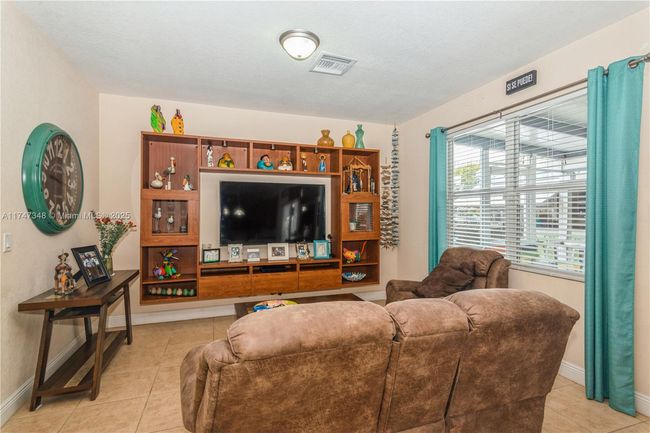 3076 Se 4 Th Ct, House other with 5 bedrooms, 3 bathrooms and null parking in Homestead FL | Image 8