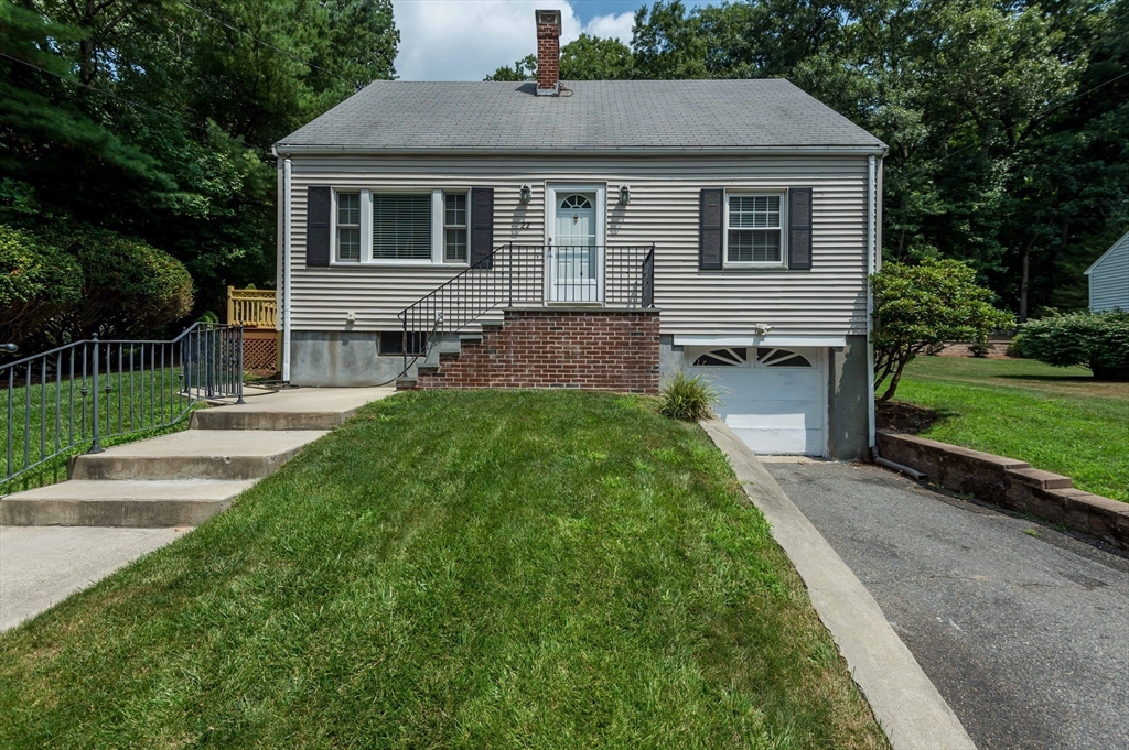 Hiawatha Rd, Woburn, MA 01801