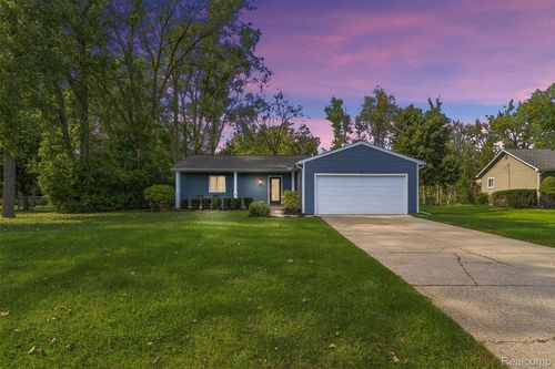 1750 Henbert Rd, West Bloomfield, MI, 48324-1025 | Card Image