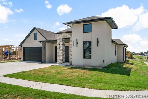 3709 W Delmar St, Broken Arrow, OK, 74012-8027 | Card Image