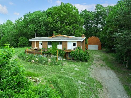 1050 Teggerdine Rd, White Lake, MI, 48386-1730 | Card Image