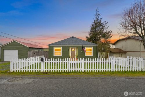 951 Se Dock St, Oak Harbor, WA, 98277-4063 | Card Image