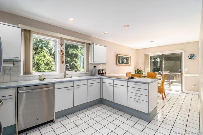 APT-2 - 230 New Canaan Ave, Condo with 3 bedrooms, 3 bathrooms and 3 parking in Norwalk CT | Image 12