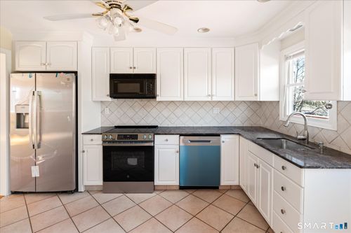 48 Lanell Dr, Stamford, CT, 06902-7831 | Card Image