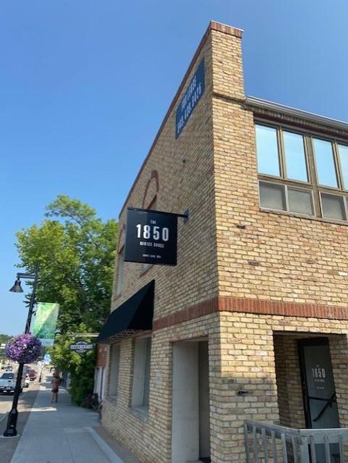 1850 W Wayzata Blvd, Long Lake, MN, 55356-4413 | Card Image