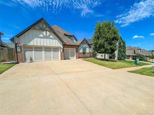 8201 Crew Ln, Edmond, OK, 73034-3528 | Card Image