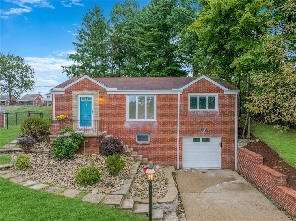 Andrea Dr, Pittsburgh, PA 15234