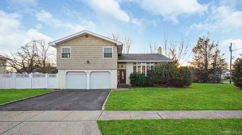 22 Marshall Ln, Westbury, NY, 11590-2814 | Card Image