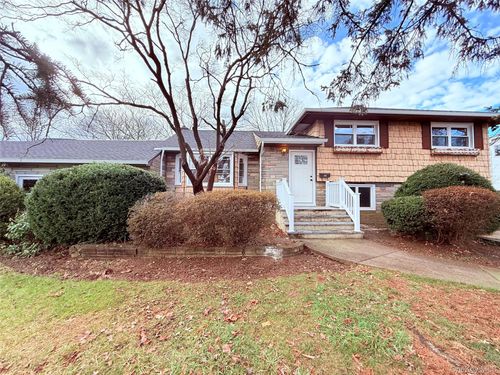 528 Canary Pl, Babylon, NY, 11703-1710 | Card Image