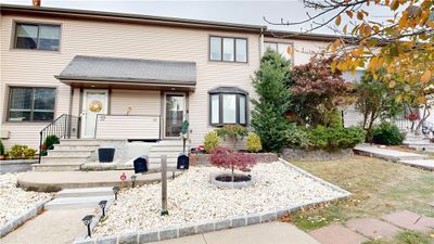 39 - 39 Hemlock Court, Condo with 3 bedrooms, 1 bathrooms and null parking in Staten Island NY | Image 1