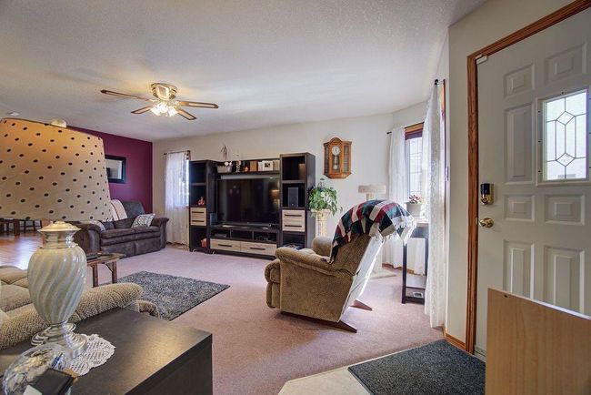 216 48 Avenue W, Home with 2 bedrooms, 2 bathrooms and 2 parking in Claresholm AB | Image 2