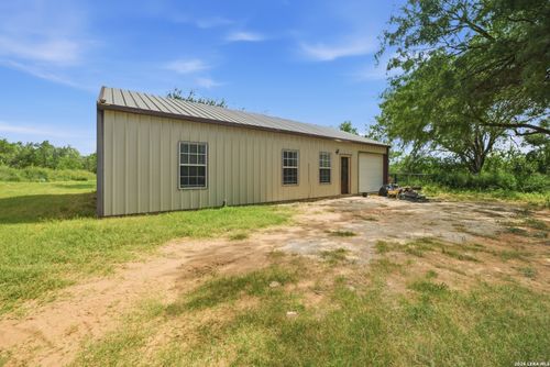 909 County Road 669, Devine, TX, 78016-4165 | Card Image