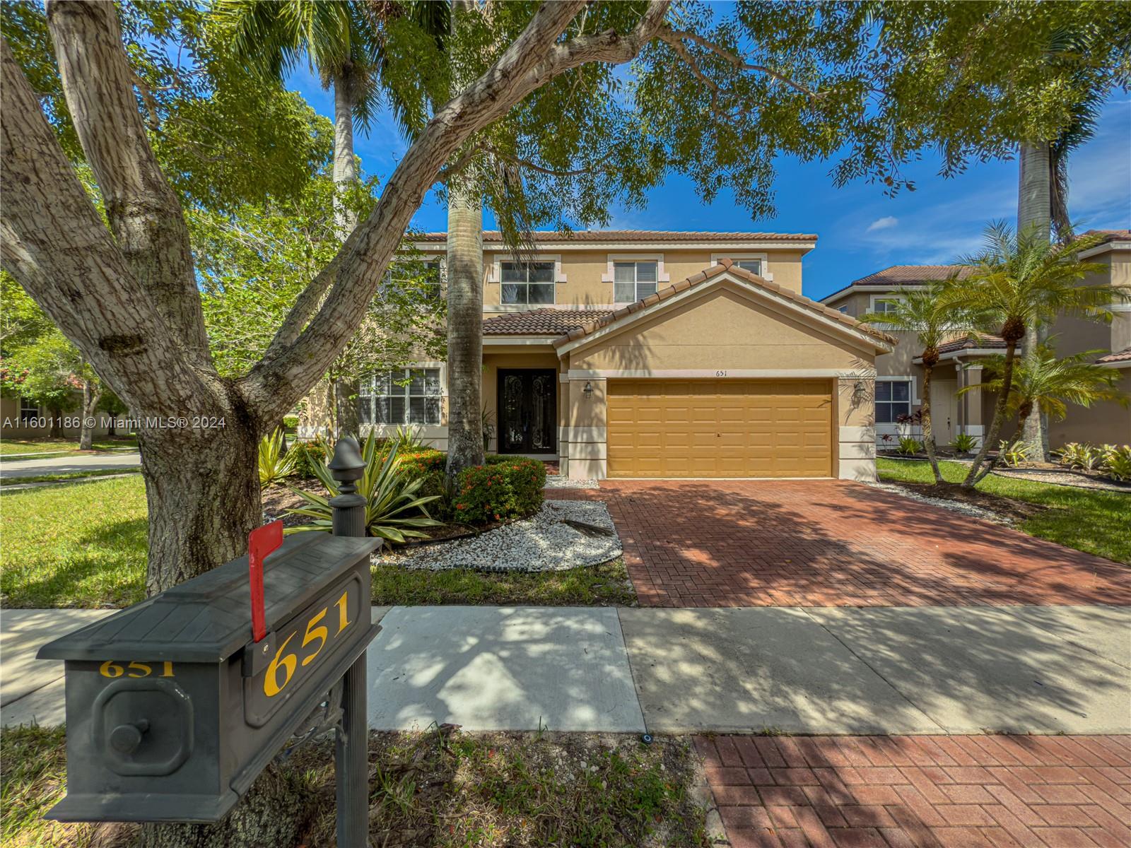 Honeysuckle Ln, Weston, FL 33327