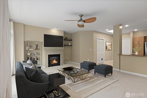 ph05-925 110th Ave Ne, Bellevue, WA, 98004-4731 | Card Image