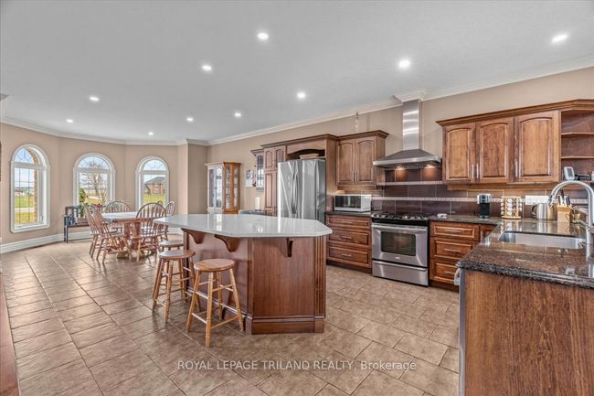 9416 Hickory Dr, House other with 3 bedrooms, 4 bathrooms and 10 parking in Strathroy ON | Image 9