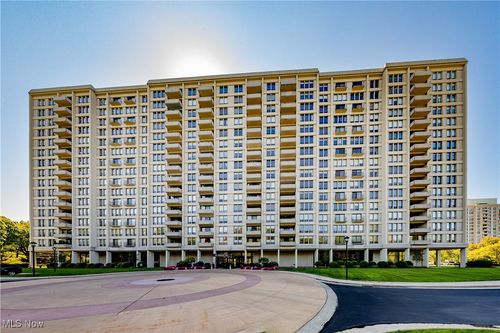 apt-1411-1 Bratenahl Pl, Bratenahl, OH, 44108-1156 | Card Image