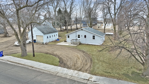 421 Center Ave, Lake Wilson, MN, 56151-9562 | Card Image