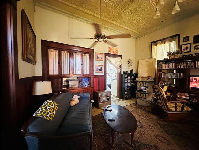 1002 Hopkins St, House other with 5 bedrooms, 3 bathrooms and null parking in Yoakum TX | Image 4