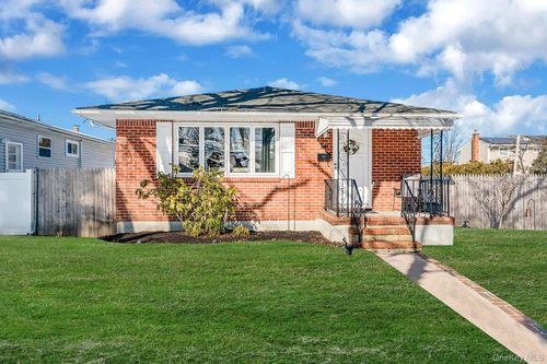221 Amsterdam Ave, West Babylon, NY, 11704-4918 | Card Image