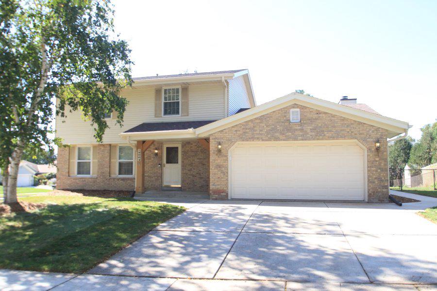 Fieldcrest Ln, Waukesha, WI 53186