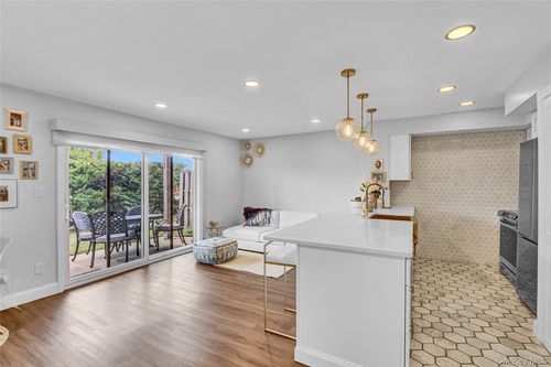 apt-201-1 Anchorage Way, Freeport, NY, 11520-6259 | Card Image