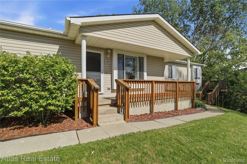 1117 Lake Shore Cir, Grand Blanc, MI, 48439-8044 | Card Image